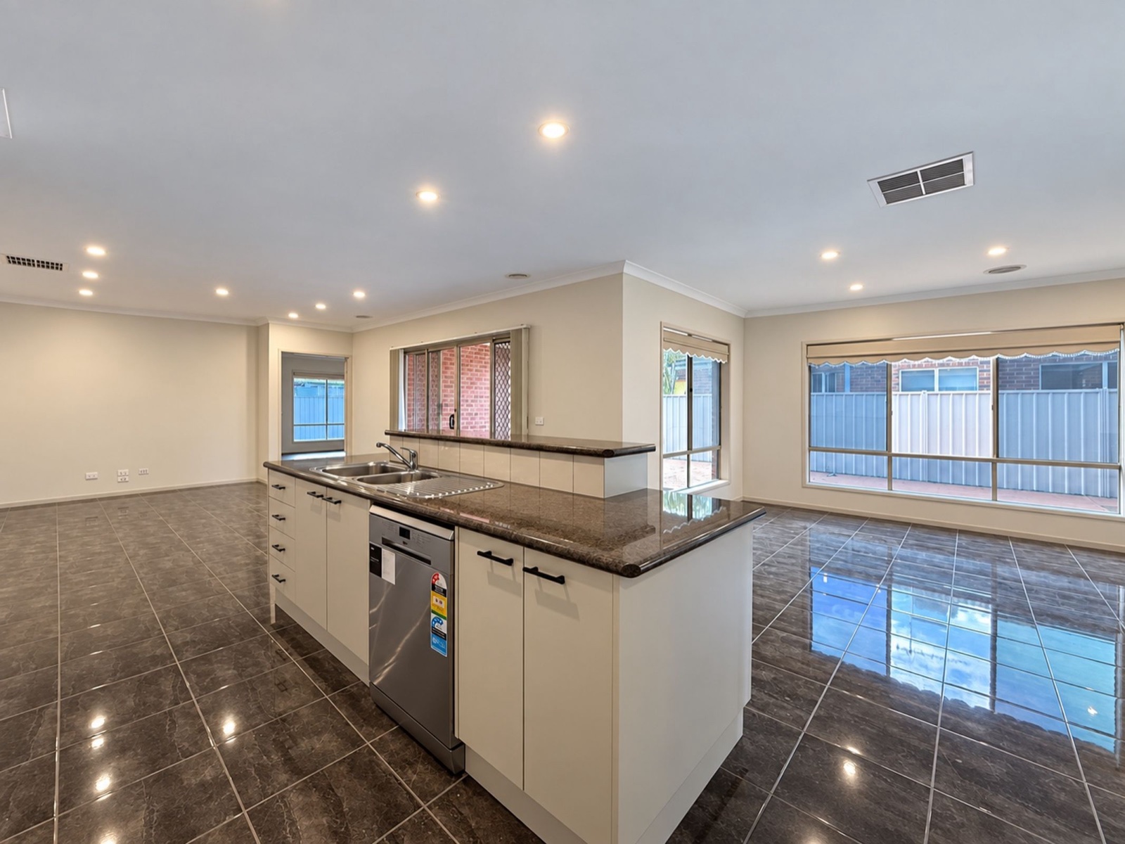 10 Yellowgum Drive, Kialla, photo 2 of 15