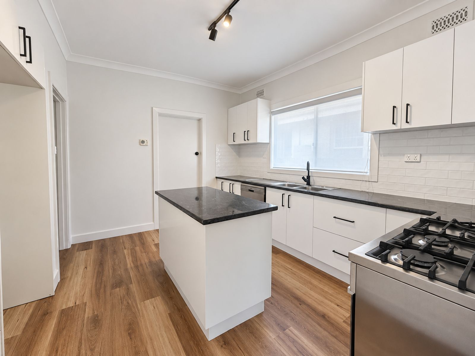 176 Hayes Street, Shepparton, photo 2 of 15