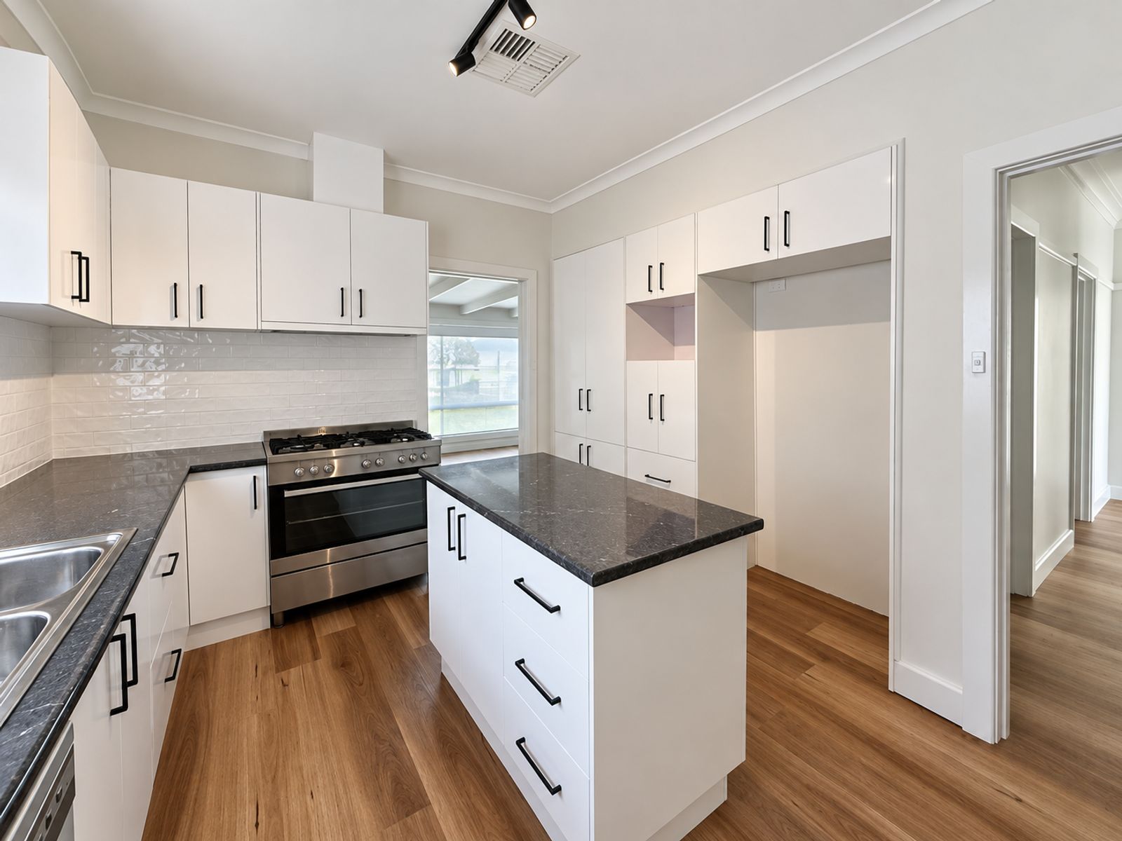 176 Hayes Street, Shepparton, photo 12 of 15